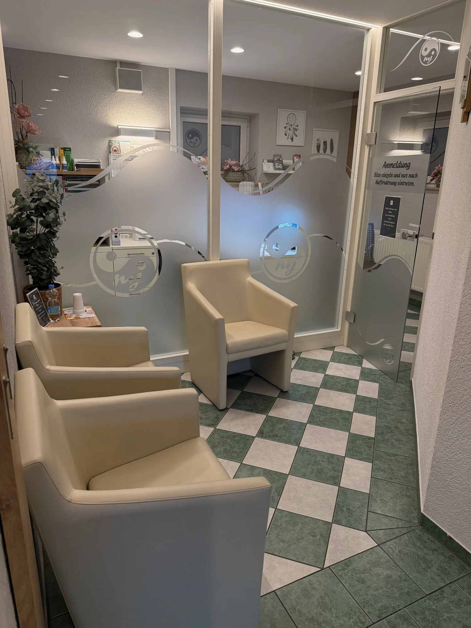 Wartebereich der Physiotherapie-Praxis in Aue-Bad Schlema mit hellen Sesseln und Milchglas-Anmeldung